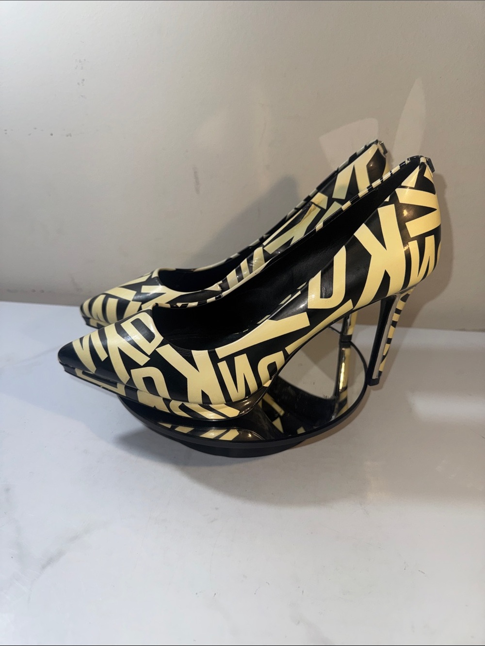 DKNY Lexi Logo Black and Cream Graphic Pointed-Toe Pumps - Size 8 - Picture 5 of 16